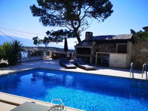una piscina frente a una casa en Villa Sky with stunning view, en Selca