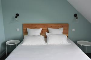 En eller flere senge i et værelse på Hôtel Domaine du Lac Chambon