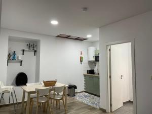 uma cozinha e sala de jantar com mesa e cadeiras em Imperial Douro Apartamento 3 em Peso da Régua
