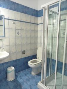 Koupelna v ubytování Villa Perkemes Apartments Parga + 37 fotografií