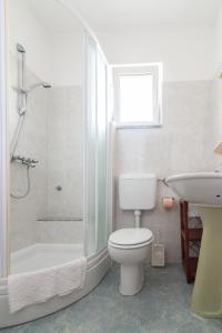 W łazience znajduje się toaleta, prysznic i umywalka. w obiekcie Apartments Jasna 3 w mieście Novigrad