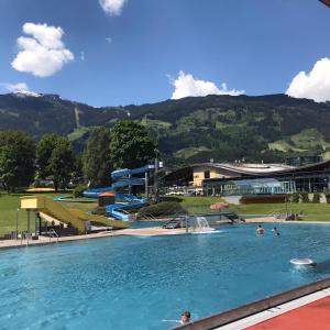 duży basen z ludźmi w wodzie w obiekcie Mountain Penthouse Top 8 & 9 w mieście Fügen