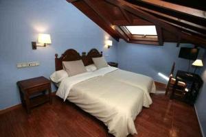 Ένα ή περισσότερα κρεβάτια σε δωμάτιο στο Hotel Piloñés