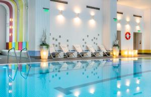 Bazén v ubytování Orhideea Residence & Spa nebo v jeho okolí