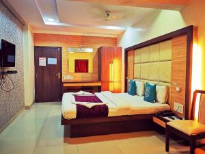 a bedroom with a large bed in a room at Sai Sharan Stay Inn- Near MIDC Turbhe Navi Mumbai in Navi Mumbai