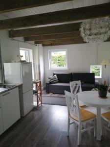 eine Küche und ein Wohnzimmer mit einem Tisch und einem Sofa in der Unterkunft Secret garden house in the center of Sigulda in Sigulda