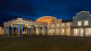 una representación del gran hotel por la noche en Disney Hotel Cheyenne, en Coupvray