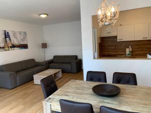 - un salon avec une table et un canapé dans l'établissement Apartments am Brandenburger Tor, à Berlin