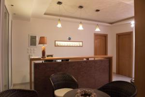 una sala d'attesa con tavolo, sedie e luci di Xenios Zeus a Iraklitsa
