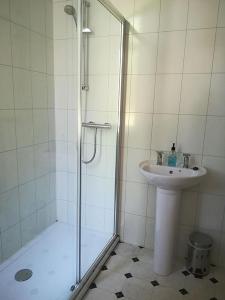 A bathroom at Barnlongart House