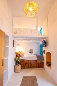 OlymposにあるNacros Villa Olympos Karpathouのベッドルーム1室(ベッド1台、シャンデリア付)