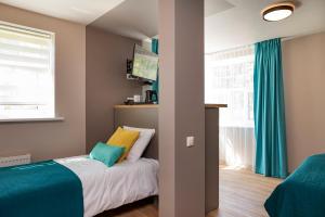 Postel nebo postele na pokoji v ubytování Kurshi Hotel & Spa