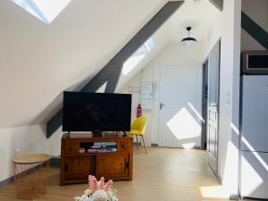 Foto da galeria de SUPERLOGIS - Sous Les Toits - T2 - BLOIS-HYPERCENTRE 1 chambre 4 personnes em Blois