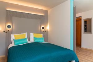 Postel nebo postele na pokoji v ubytování Kurshi Hotel & Spa