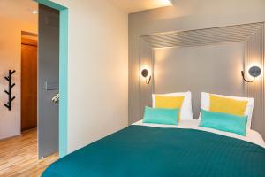 Postel nebo postele na pokoji v ubytování Kurshi Hotel & Spa