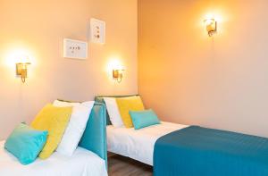 Postel nebo postele na pokoji v ubytování Kurshi Hotel & Spa