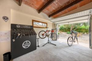 garaż z dwoma rowerami wiszącymi na ścianie w obiekcie Son Corb Boutique Hotel w mieście Cala Bona
