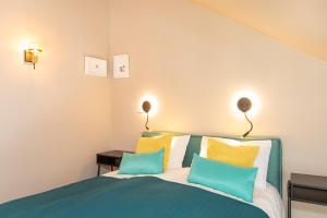 Postel nebo postele na pokoji v ubytování Kurshi Hotel & Spa