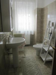 マルティンシクーロにあるB&B il Country e il Mareのバスルーム(洗面台、トイレ付)