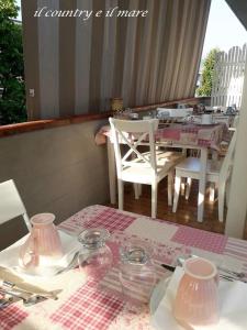 マルティンシクーロにあるB&B il Country e il Mareの白い椅子とピンクのテーブルクロス