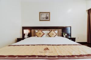 White Palace Thai Binh Hotel客房内的一张或多张床位