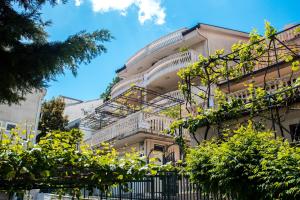 un edificio con balcones en un lateral en Sun Apartments Marija, en Budva