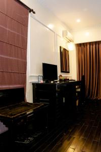 TV a/nebo společenská místnost v ubytování White Palace Thai Binh Hotel