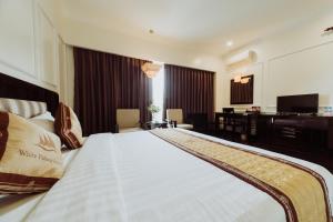 White Palace Thai Binh Hotel客房内的一张或多张床位