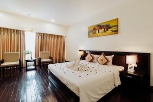 White Palace Thai Binh Hotel客房内的一张或多张床位