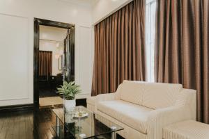 White Palace Thai Binh Hotel的休息区
