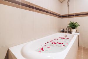 Thái BìnhWhite Palace Thai Binh Hotel的白色浴室内的白色浴缸