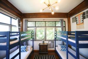 Bunk bed o mga bunk bed sa kuwarto sa Evergreen Pakchong Home