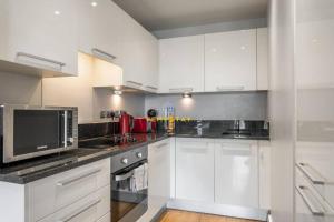 Η κουζίνα ή μικρή κουζίνα στο LONDON IN 15 MINS! STYLISH APARTMENT NEAR HEATHROW