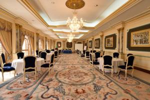 فندق دار التقوى في المدينة المنورة: قاعة احتفالات بها طاولات وكراسي وثريا