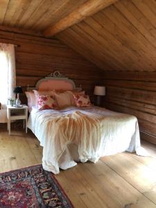 sypialnia z łóżkiem i drewnianym sufitem w obiekcie Träslottets B&B w mieście Arbrå
