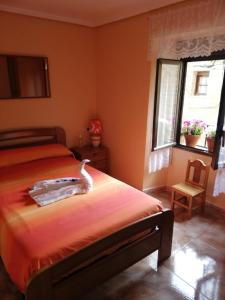 un dormitorio con una cama con un pájaro sentado en ella en Casa Rural Pilarraña, en Ujué
