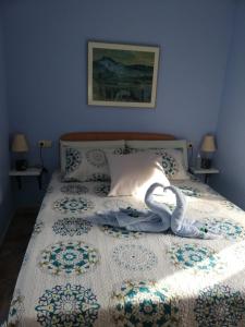 Una cama con manta y almohadas. en Casa Rural Pilarraña, en Ujué