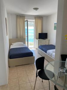 Posteľ alebo postele v izbe v ubytovaní Villa Leo Beach Apartment