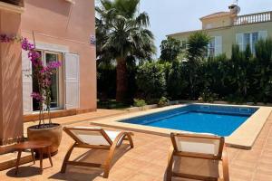 basen na podwórku z krzesłami i domem w obiekcie Casa Mar Blau - mediterranean house w mieście Puigderrós