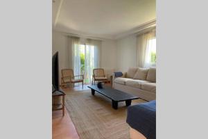 salon z kanapą i stolikiem kawowym w obiekcie Casa Mar Blau - mediterranean house w mieście Puigderrós