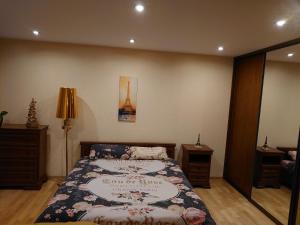 Giường trong phòng chung tại Butas