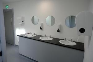 A bathroom at Whiddy School House Accommodation