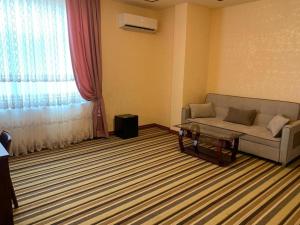 ein Wohnzimmer mit einem Sofa und einem Fenster in der Unterkunft EL Faro RESORT AND SPA HOTEL in Nabran