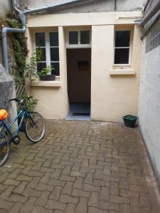 uma bicicleta estacionada em frente a uma casa em Le Studio de Sophie em Vendôme