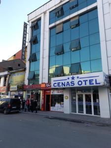 budynek na ulicy z ludźmi idącymi przed nim w obiekcie Cenas Otel - Cengiz ASLAN w Ağrı