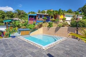 una piscina frente a una casa en Villa douillette à Deshaies – Vue sur la mer et la montagne - 96 m², en Deshaies