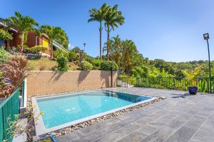 Πισίνα στο ή κοντά στο Villa douillette à Deshaies – Vue sur la mer et la montagne - 96 m²