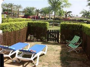 2 chaises longues et 2 chaises de jardin dans l'établissement Casa Burnett - A Murcia Holiday Rentals Property, à Roldán