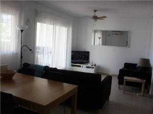 sala de estar con sofá y mesa en Casa Burnett - A Murcia Holiday Rentals Property, en Roldán