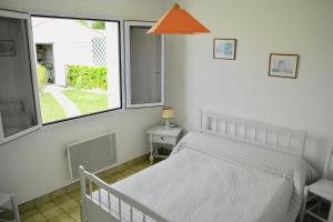 En eller flere senger på et rom på Maison idéale pour des vacances en famille revigorantes à Brem-sur-Mer
